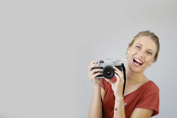 Веселая девушка с винтажной камерой — стоковое фото