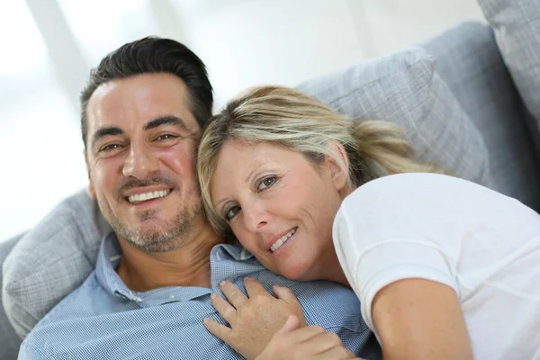 Casal maduro relaxante no sofá — Fotografia de Stock