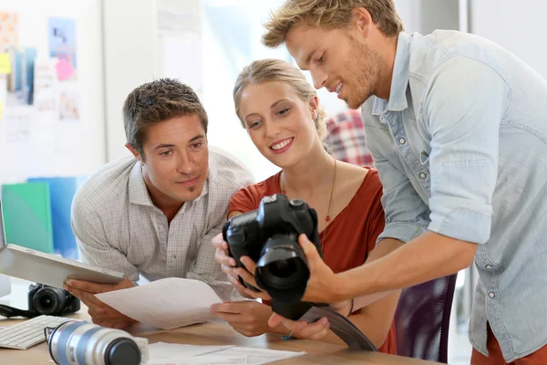 Équipe créative de photographes au travail — Photo