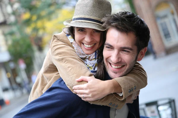 Homem dando piggyback passeio para namorada — Fotografia de Stock