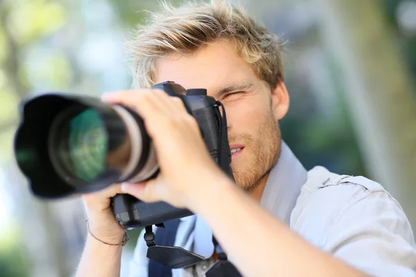 Fotograf fotografering med digital kamera — Stockfoto