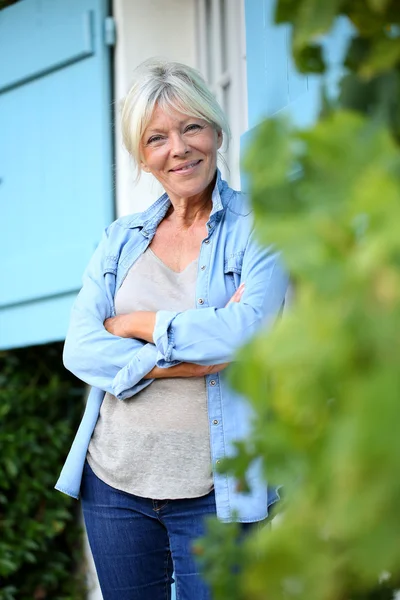 Femme debout devant la maison — Photo