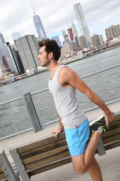 Man stretching out on Brooklyn Heights promenade — Stock Photo, Image