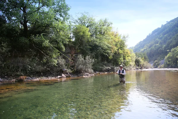 Pêcheur pêchant dans la rivière d'eau douce — Photo