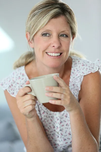 Mujer tomando té caliente en casa — Foto de Stock