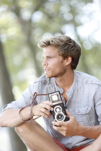 Fotógrafo na moda usando câmera vintage — Fotografia de Stock