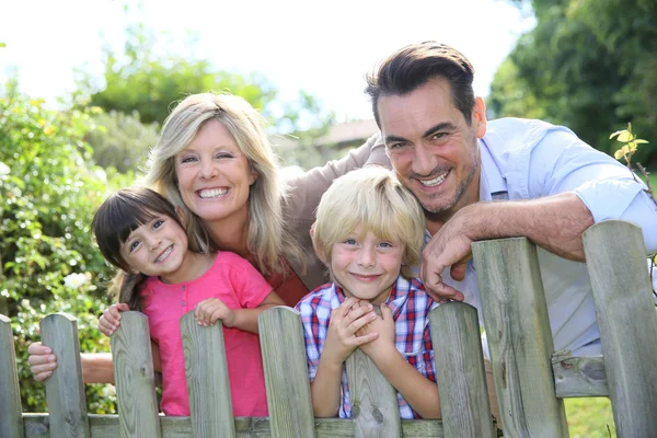 Familie leunend op hek — Stockfoto