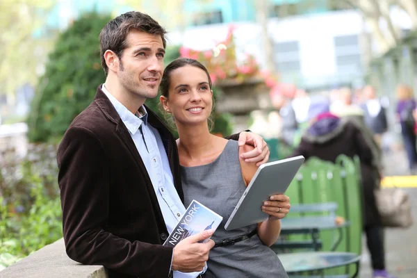 Couple of tourists in Bryant Park — Stock Photo, Image