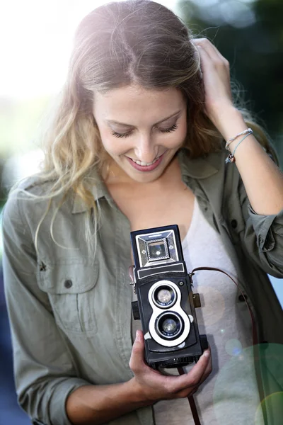 Girl using vintage photo camera — Stock Photo, Image