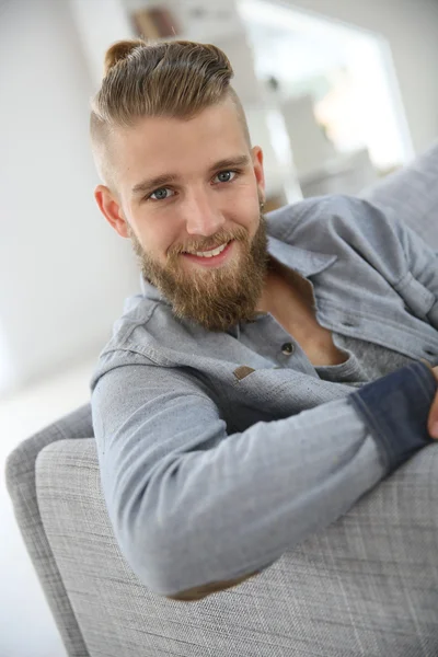 Cara na moda com barba relaxante em casa — Fotografia de Stock