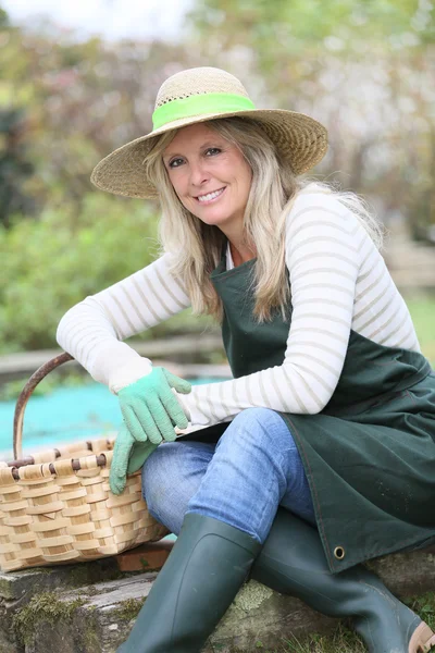 Smiling woman in vegetable garden — Stock Photo, Image