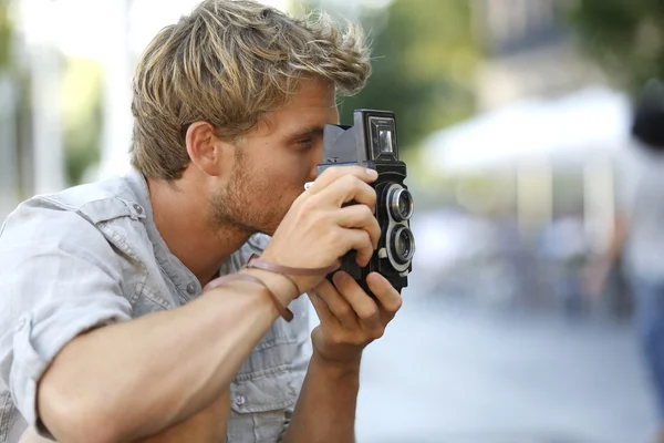 Fotógrafo na moda usando câmera vintage — Fotografia de Stock