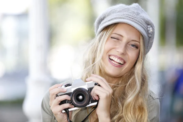 Girl taking pictures with vintage camera — Stock Photo, Image