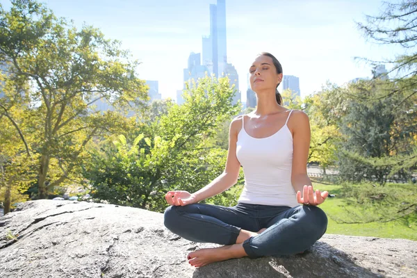 Central Park'ta yoga egzersizleri yapıyor kadın — Stok fotoğraf