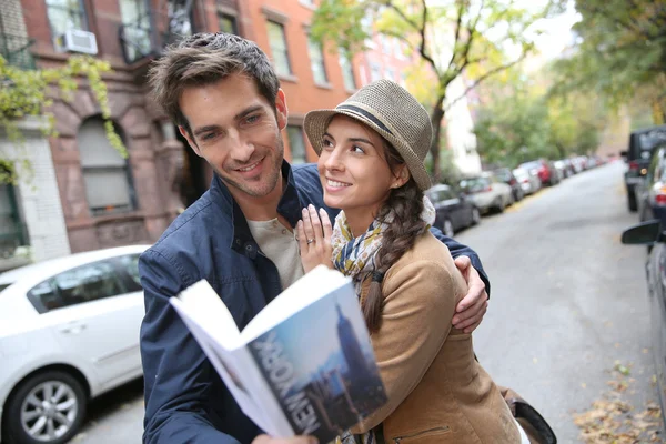 Casal com guia turístico livro em Greenwich — Fotografia de Stock