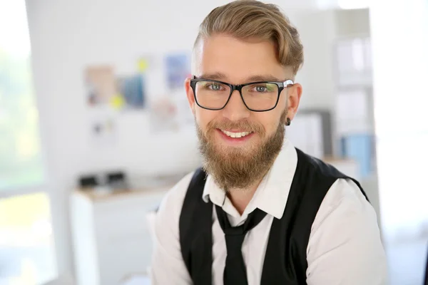 Homme avec barbe et lunettes au bureau — Photo