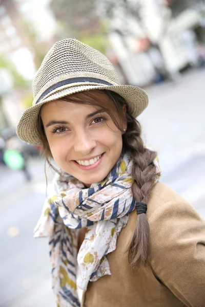 Mulher sorridente com cachecol e chapéu — Fotografia de Stock