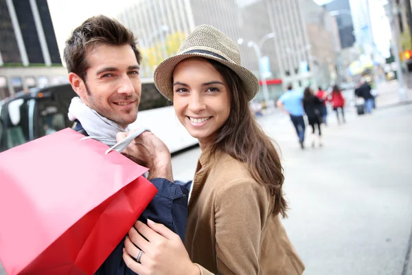 Paar doen winkelen in Manhattan — Stockfoto