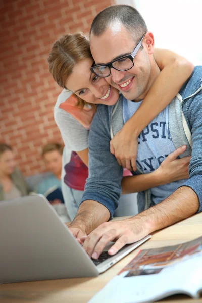 Couple websurfing on internet with laptop — Stock Photo, Image