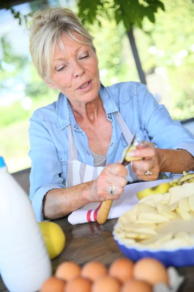 Kobieta krojenia jabłek dla receipe ciasto — Zdjęcie stockowe