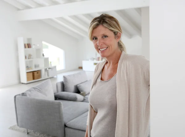 Woman welcoming people to come home — Stock Photo, Image