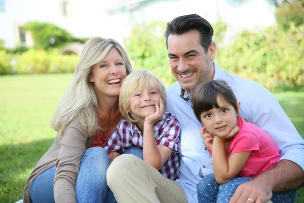 Familia feliz de cuatro — Foto de Stock