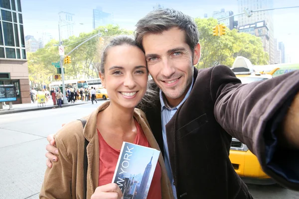 Pareja en la ciudad de Nueva York tomando fotos — Foto de Stock