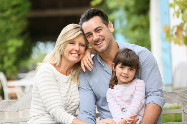 Parents with daughter in front of house — Stock Photo, Image