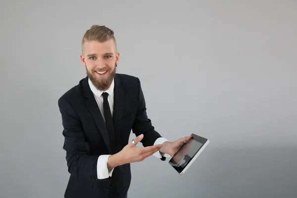 Бізнесмен, що показує екран цифрових планшетів — стокове фото