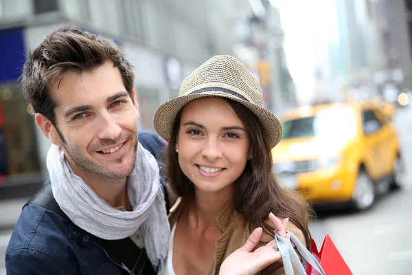 Casal fazendo compras em Manhattan — Fotografia de Stock