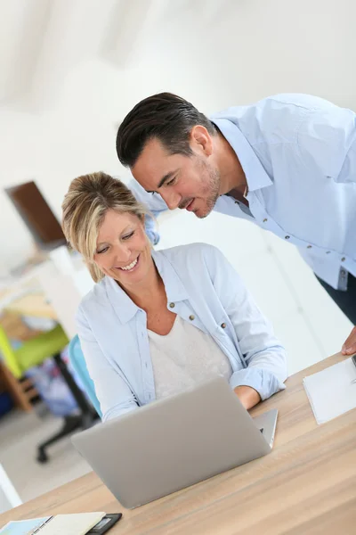 Geschäftsleute arbeiten am Laptop — Stockfoto