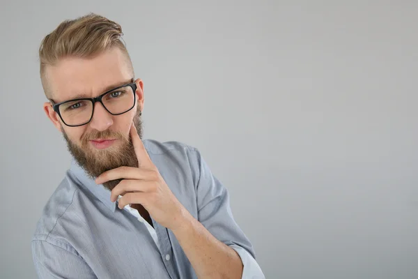 Mannen med skägg har tveksamt ser — Stockfoto