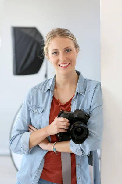 Kvinnan fotograf i fotostudio — Stockfoto