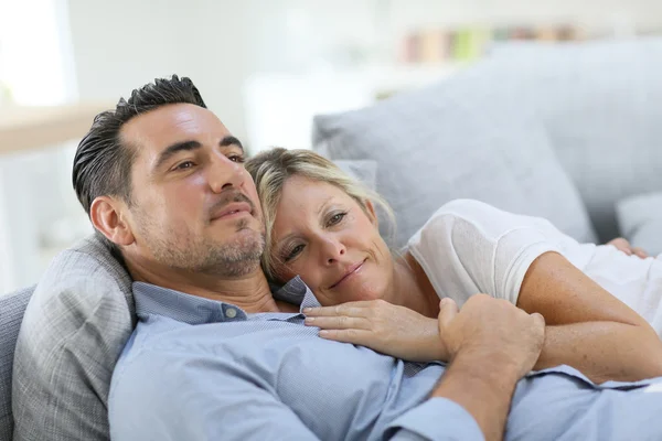 Casal maduro relaxante no sofá — Fotografia de Stock