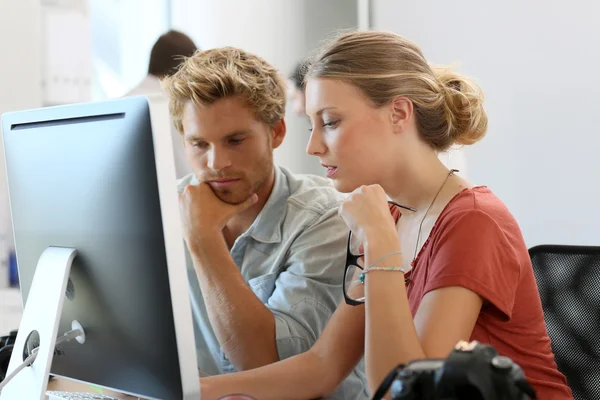 Studenter inom fotografi arbetar projektet — Stockfoto