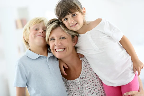 Madre feliz con niños — Foto de Stock