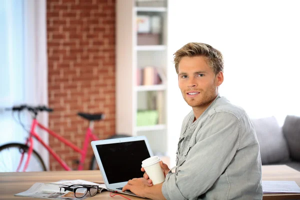 노트북 앞에 앉아 있는 학생 — 스톡 사진