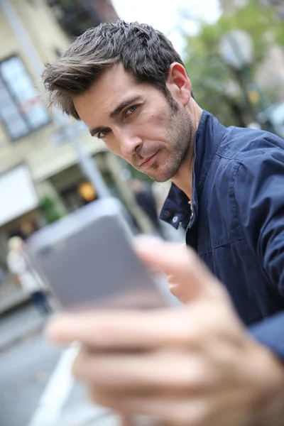 Homem fazendo selfy com smartphone — Fotografia de Stock