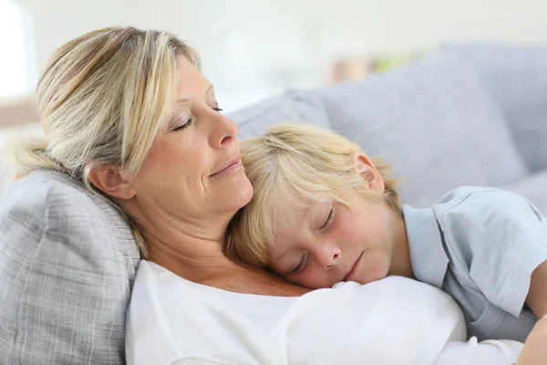 Mãe e filho dormindo no sofá — Fotografia de Stock