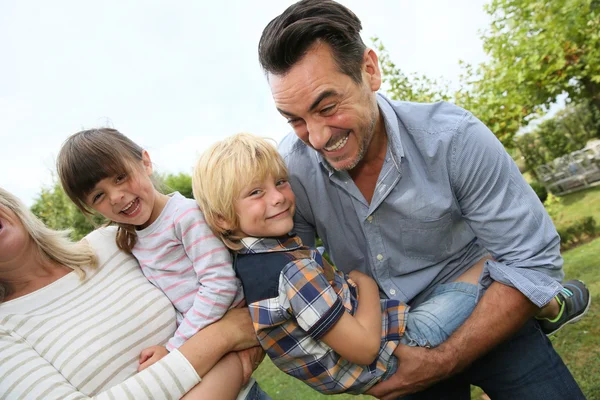 Gelukkige familie plezier buiten — Stockfoto