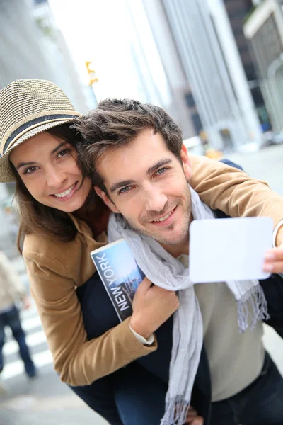 Tourists showing New York pass — Stock Photo, Image