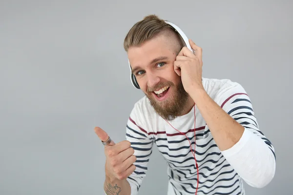 Tipo con auriculares en mostrar el pulgar hacia arriba —  Fotos de Stock