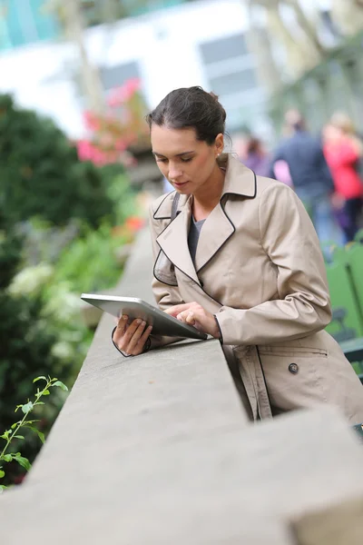 Üzletasszony parkban található digitális tabletta — Stock Fotó