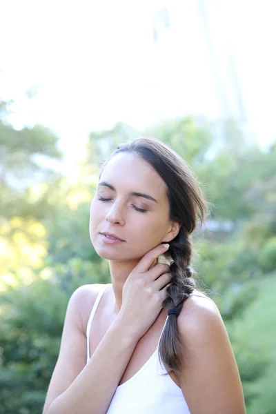 Mujer relajante en ambiente natural —  Fotos de Stock