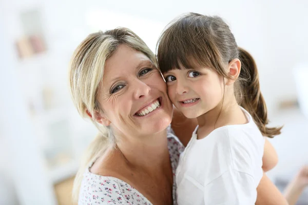 Lächelnde Mutter und Tochter — Stockfoto