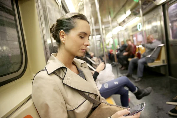 Zakenvrouw in Metro lezen bericht — Stockfoto