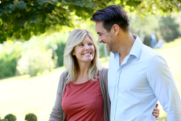 Pareja caminando de la mano — Foto de Stock