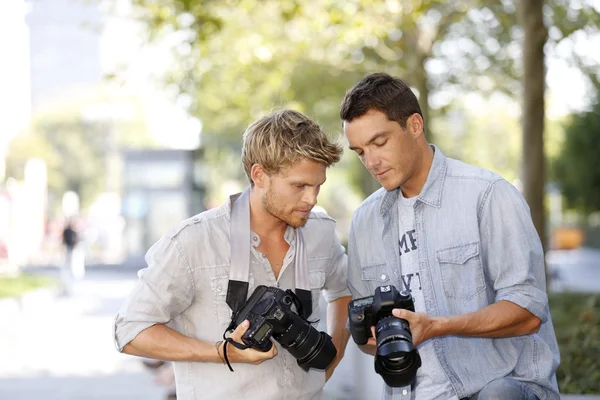 Jovens fotógrafos no dia do treinamento — Fotografia de Stock