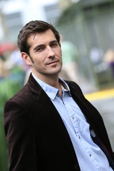 Businessman standing in city steet — Stock Photo, Image