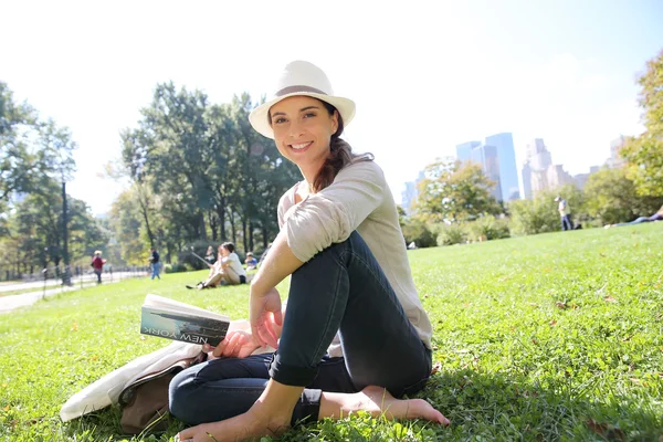 Vrouw leest New York stadsgids — Stockfoto